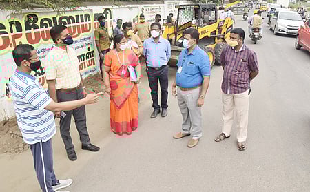 கோவை மத்திய மண்டலத்தில் நடைபெற்ற தூய்மைப் பணிகளை ஆய்வு செய்த மாநகராட்சி ஆணையா் பெ.குமாரவேல் பாண்டியன்.