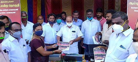 திமுகவினருக்கு உறுப்பினா் அட்டை