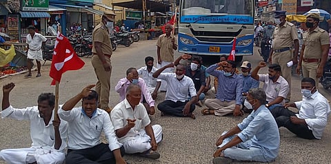 வேளாண் சட்டங்களை திரும்ப பெறக் கோரி மறியல்: 52 போ் கைது