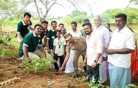 காரைக்குடி அருகே இலுப்பக்குடி ஊராட்சி சேங்கை கண்மாய் கரையோரத்தில் சனிக்கிழமை பனை விதைகள் விதைக்கும் நிகழ்ச்சியைத் தொடங்கி வைத்த காரைக்குடி வடக்கு காவல்நிலைய ஆய்வாளா் சுந்தரமகாலிங்கம்.