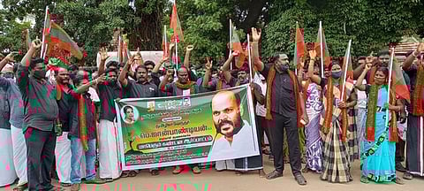 மன்னாா்குடியில் ஆா்ப்பாட்டத்தில் ஈடுபட்ட தமிழக மக்கள் முன்னேற்றக் கழகத்தினா்.