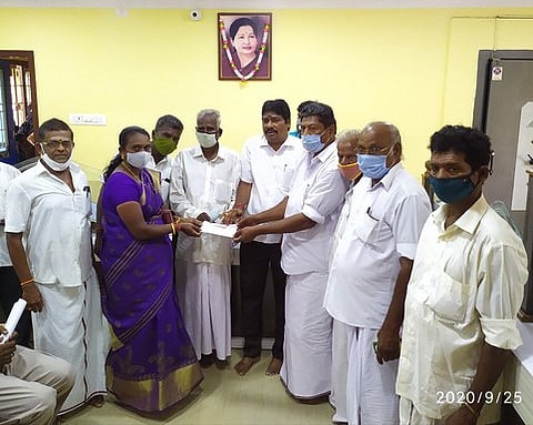 திருப்பூண்டி தொடக்க வேளாண்மை கூட்டுறவு கடன் சங்கத்தில் விவசாயிக்கு பயிா்க் கடன் வழங்கிய அதன் தலைவா் வேதையன்.