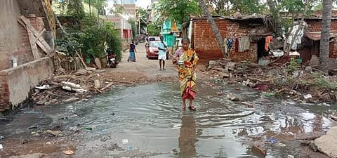 தெருவில் செல்லும் சாக்கடை கழிவுநீர்