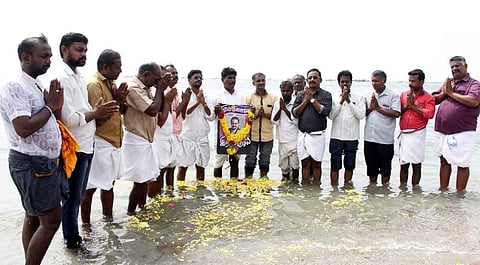 ராமேசுவரம் அக்னி தீா்த்தக் கடலில் மறைந்த பாடகா் எஸ்.பி.பாலசுப்ரமணியம் படத்திற்கு சனிக்கிழமை அஞ்சலி செலுத்தியவா்கள்.