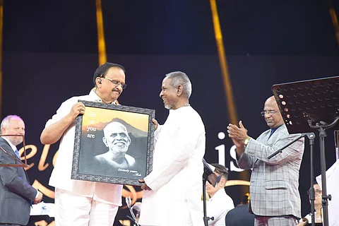இசை கொண்டாடும் இசை நிகழ்ச்சியில் கலந்து கொண்ட பாடும் நிலா எஸ்.பி. பாலசுப்ரமணியம் மற்றும்  இளையராஜா.