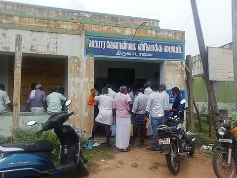 திருவாடானை வட்டார வேளாண்மை விரிவாக்க மையத்தில் சனிக்கிழமை சிறு தானிய விதைகள் வாங்க குவிந்த விவசாயிகள்.