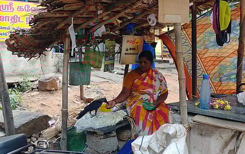 காக்கைக்கு உணவு ஊட்டும் அயோத்தியாபட்டணம் பூக்கடை சுமதி.