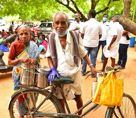 மனைவி மீனாட்சி அம்மாளுடன் கோவிந்தசாமி