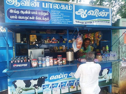 பொதுமுடக்கத்தால் வேலையிழப்பு: தேநீர் விற்பனை செய்யும் தனியார் பள்ளி பெண் முதல்வர்