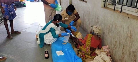 மணப்பாறை பேருந்து நிலையத்தில் குழந்தைகளால் நாதியற்றவர்களாக வீதிக்கு வந்த கடவுள் சரஸ்வதி.
