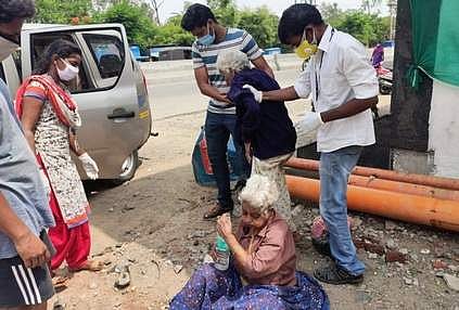 கடந்த இரு மாதங்களுக்கு முன் வேலூர், பாகாயத்தில் கைவிடப்பட்ட இரு மூதாட்டிகளை மீட்கும் சமூக நலத்துறையினர்