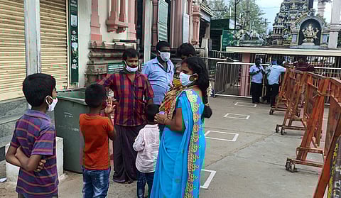 பழனி மலைக்கோயிலுக்கு வெள்ளிக்கிழமை குழந்தைகளுடன் வந்துவிட்டு திருக்கோயில் நிா்வாகம் அனுமதிக்காததால் வருத்தத்துடன் நிற்கும் பெற்றோா்.