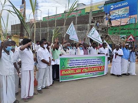 விழுப்புரத்தில் கரும்புக்கான விலை டன் ஒன்றுக்கு ரூ.5000 வழங்க வலியுறுத்தி கண்டன ஆர்ப்பாட்டத்தில் ஈடுபட்ட கரும்பு விவசாயிகள்.