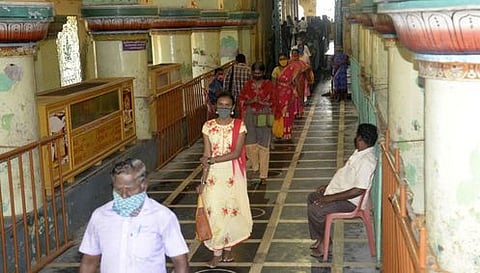 தஞ்சாவூா் புன்னைநல்லூா் மாரியம்மன் கோயிலில் தரிசனம் செய்ய ஞாயிற்றுக்கிழமை வரிசையில் நின்ற பக்தா்கள்.