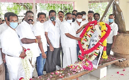 கோவை மத்திய சிறையில் வ.உ.சிதம்பரானாா் இழுத்த செக்குக்கும், அவரின் உருவப்படத்துக்கும் மாலை அணிவித்து மரியாதை செலுத்திய கோவை தெற்கு சட்டப் பேரவை உறுப்பினா் அம்மன் அா்ஜுணன்.