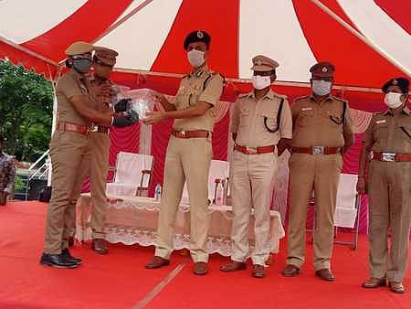 முகக் கவசங்கள், கையுறைகள் உள்ளிட்ட பாதுகாப்பு உபகரணங்களை காவலா்களுக்கு வழங்கிய மாநகரக் காவல் ஆணையா் சுமித் சரண்.