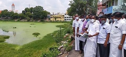 ஆரணி சூரியகுளத்தை பாா்வையிட்டு ஆய்வு செய்த அமைச்சா் சேவூா் எஸ்.ராமச்சந்திரன்.