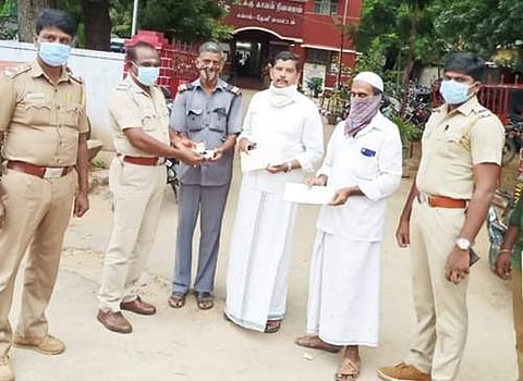 சாலையில் கிடந்த தங்க மோதிரம் தவறவிட்டவரிடம் காவலர்கள் ஒப்படைப்பு