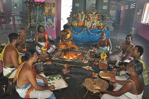 நாமக்கல் ஸ்ரீ சக்கரத்தாழ்வாா் கோயிலில் ஞாயிற்றுக்கிழமை நடைபெற்ற சிறப்பு சுதா்சன யாகம்.