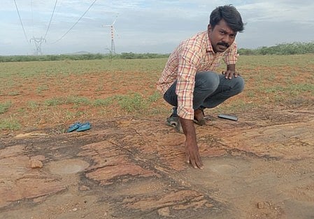 உழக்குடி கிராமத்தில் ஆய்வு மேற்கொள்கிறாா் முனைவா் பட்ட ஆய்வாளா் மா. ஆறுமுக மாசான சுடலை.