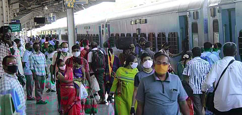 சேலம் ஜங்ஷன் ரயில் நிலையத்தில் பயணிகள் கூட்டம்.