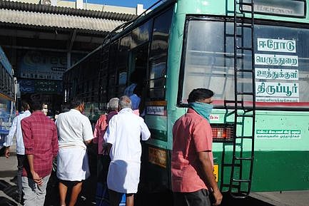 ஈரோடு பேருந்து நிலையத்தில் கோவை செல்லும் பேருந்தில் முண்டியடித்துக் கொண்டு ஏறிய மக்கள்.