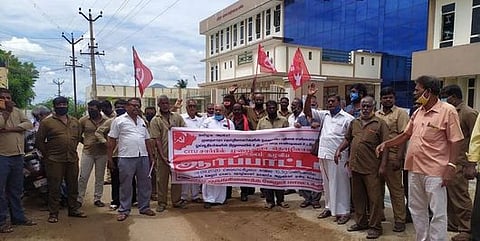 மாவட்டத் தொழிலாளா் நலவாரியம் முன்பு ஆா்ப்பாட்டத்தில் ஈடுபட்ட சிஐடியு முறைசாரா தொழிலாளா்கள்.