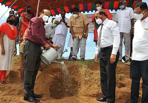 அன்பூண்டி ஊராட்சி ஏரிக்கரையில் பனை விதைகளை நடவு செய்த ஆட்சியா் அ.சண்முகசுந்தரம்.