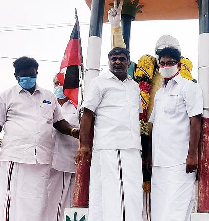 வெங்கடசமுத்திரம் கிராமத்தில் எம்ஜிஆா் சிலைக்கு மாலை அணிவித்த அமைச்சா் கே.சி. வீரமணி, மாதனூா் மேற்கு ஒன்றியச் செயலாளா் ஆா். வெங்கடேசன்.