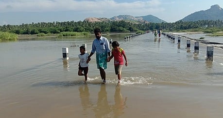 கிருஷ்ணாபுரம், அம்மம்பள்ளி அணை திறக்கப்பட்டதையடுத்து, பள்ளிப்பட்டு கொசஸ்தலை ஆற்றின் தரைப்பாலத்தில் ஆபத்தை உணராது செல்லும் பொதுமக்கள்.