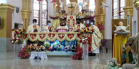 புத்தாண்டை ஒட்டி உதகையில் திரு இருதய ஆண்டவா் பேராலயத்தில் நடைபெற்ற சிறப்பு திருப்பலியை நிறைவேற்றிய உதகை மறைமாவட்ட ஆயா் அமல்ராஜ் தலைமையிலான குருக்கள்.