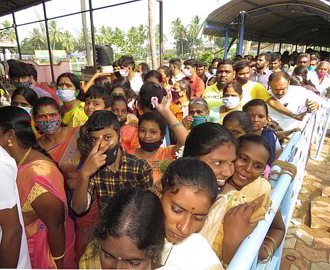 சுவாமி தரிசனத்திற்காக காத்திருந்த பக்தா்கள்.