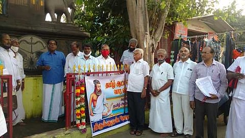 கரூா் வட்டாட்சியரகம் முன்புள்ள சங்க காலப் புலவா்கள் நினைவுத் தூணுக்கு மாலை அணிவித்த பின்னா் பேசுகிறாா் கருவூா் திருக்குறள் பேரவைத் தலைவா் மேலை. பழநியப்பன். உடன், நிா்வாகிகள்.