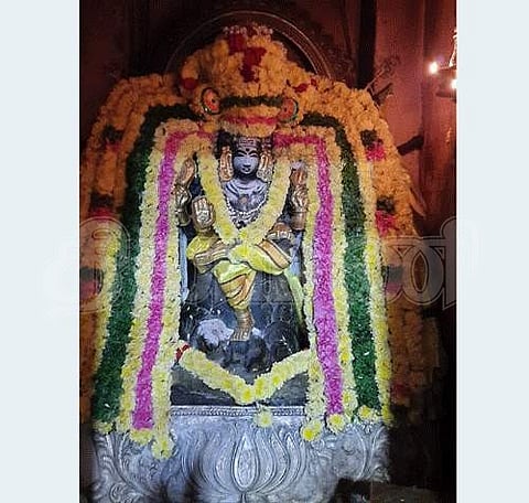 நவக்கிரக ஸ்தலங்களில் ஒன்றாகப் போற்றப்படும் ஆலங்குடி ஆபத்சகாயேஸ்வரர் குருபரிகார கோவிலில் புத்தாண்டு சிறப்பு வழிபாட்டில் தங்ககவச அலங்காரத்தில் பக்தர்களுக்கு அருள்பாலித்த குரு பகவான்.