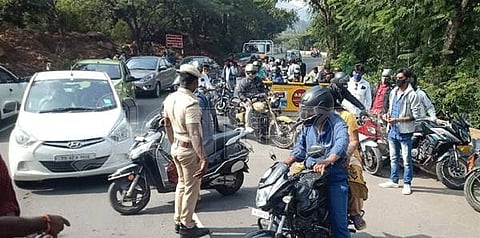 ஏற்காடு செல்ல தடை விதித்துள்ளதை அறியாமல் ஏற்காடு செல்ல முயன்ற சுற்றுலாப் பயணிகள், அடிவார சோதனைச் சாவடியில் திருப்பி அனுப்பும் காவலர்கள்.