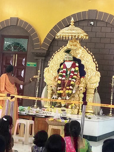 அருப்புக்கோட்டை காந்தி நகா் சீரடி சாய்பாபா கோவிலில் புத்தாண்டை முன்னிட்டுநடைபெற்ற நண்பகல் ஆரத்தியில் அருள்மிகு சாய்பாபாவிற்கு நடைபெற்ற தீப ஆரத்தி.