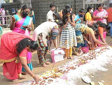 ஈரோடு பத்ரகாளியம்மன் கோயில் வாசலில் விளக்கேற்றி வழிபட்ட பெண்கள். ~வண்ண விளக்குகளால் ஜொலிக்கும் ஈரோடு பிரப் நினைவு தேவாலயம்.