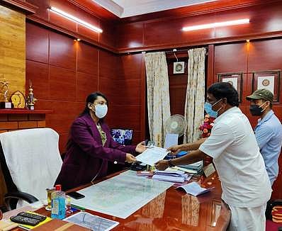 கூடலூா் பகுதியில் சாலைகளை சீரமைக்க வலியுறுத்தி மாவட்ட ஆட்சியா் இன்னசென்ட் திவ்யாவிடம் மனு அளிக்கும் எம்.எல்.ஏ. திராவிடமணி.