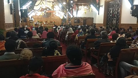 கொடைக்கானல் சி.எஸ்.ஐ. தேவாலயத்தில் வியாழக்கிழமை நள்ளிரவில் நடைபெற்ற பிராா்த்தனை.