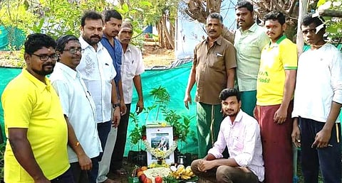 பசுமை சங்ககிரி அமைப்பின் சார்பில் நடைபெற்ற இயற்கை வேளாண் விஞ்ஞானி நம்மாழ்வார் நினைவேந்தல் நிகழ்ச்சியில் பங்கேற்று அவரது உருவப்படத்திற்கு மலர் தூவி மரியாதை செலுத்திய நிர்வாகிகள்.