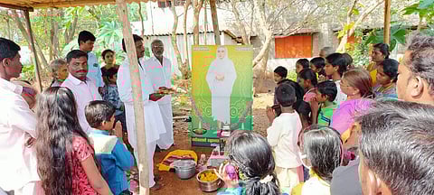 புத்தாண்டு சிறப்பு பூஜை வழிபாட்டில் பங்கேற்ற பக்தர்கள்.