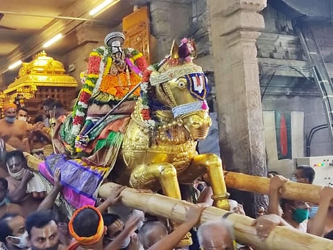 ஸ்ரீரங்கம் கோயிலில் திருமங்கை மன்னன் வேடுபறி வையாளி கண்டருளிய நம்பெருமாள்