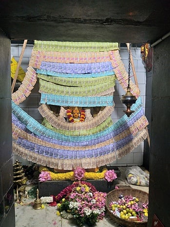 ரூபாய்  நோட்டு  அலங்காரத்தில்  பக்தா்களுக்கு  அருள்பாலிக்கும்  திருப்பூா்  கோட்டை  மாரியம்மன்.