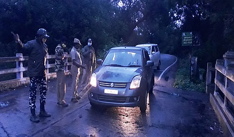 தமிழக-கேரள  எல்லையில்  உள்ள புங்கன்  ஓடைப்  பகுதியில் வாகனங்களை சோதனை செய்யும் வனத் துறையினா்.