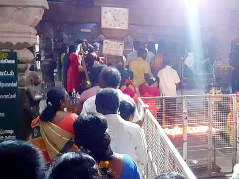 உத்தமபாளையத்தில்   சுவாமி தரிசனம் செய்த பக்தர்கள்.  