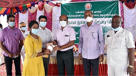 தென்னூரில் உள்ள ரோகினி குடியிருப்பில் சமுதாய நூலகத்தை திறந்து வைத்து புத்தகம் வழங்குகிறாா் மாவட்ட ஆட்சியா் சு. சிவராசு.