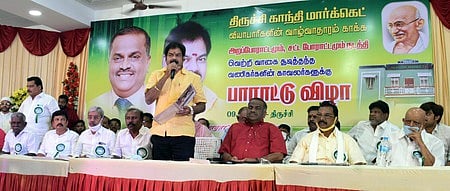 விழாவில் பேசுகிறாா் தமிழ்நாடு வணிகா் சங்கங்களின் பேரமைப்பு மாநிலப் பொதுச் செயலா் வீ. கோவிந்தராஜூலு. உடன் உயா் நீதிமன்ற மூத்த வழக்குரைஞா் வீரா. கதிரவன் உள்ளிட்டோா்.