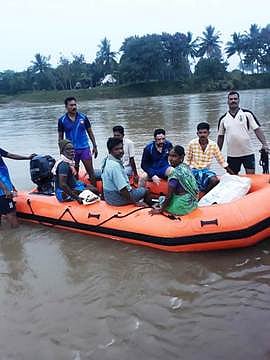 அத்தியாவசியத் தேவைக்காக காவல் துறை படகில் பயணிக்கும் சொட்டவனம் கிராம மக்கள்.