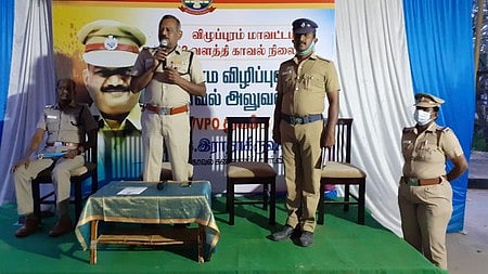 சாத்தாம்பாடி கிராமத்துக்கு கிராம விழிப்புணா்வு காவலரை அறிமுகம் செய்துவைத்துப் பேசுகிறாா் மாவட்டக் காவல் கண்காணிப்பாளா் ராதாகிருஷ்ணன். 