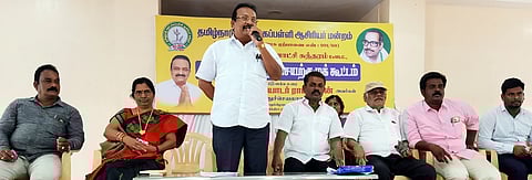 செயற்குழுக் கூட்டத்தில் பேசிய தமிழ்நாடு தொடக்கப் பள்ளி ஆசிரியா் மன்றத்தின் பொதுச் செயலா் இலா.தியோடா் ராபின்சன்.
